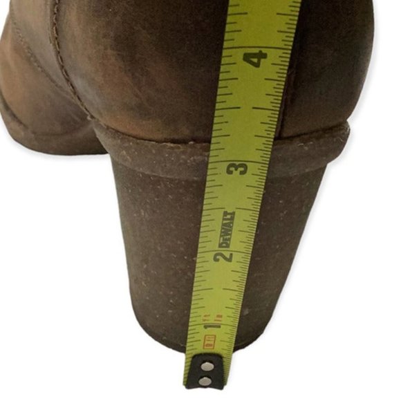 Clarks ankle bootie. Lace up Brown Oiled Nubuck, Carleta Lyon style. Size 11. - Picture 8 of 9